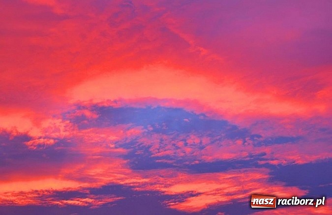 Zdjęcie w galerii na portalu naszraciborz.pl: Czerwone niebo nad Raciborzem - niecodzienny widok wiadomości z regionu