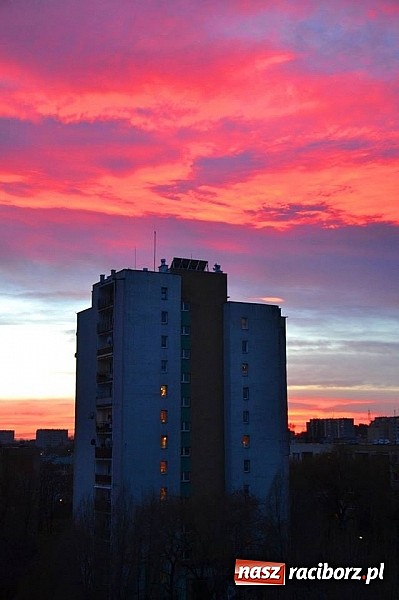 Zdjęcie w galerii na portalu naszraciborz.pl: Czerwone niebo nad Raciborzem - niecodzienny widok wiadomości z regionu