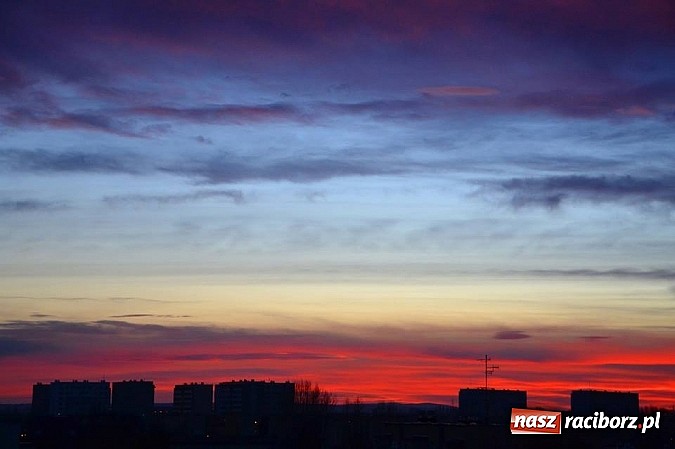Zdjęcie w galerii na portalu naszraciborz.pl: Czerwone niebo nad Raciborzem - niecodzienny widok wiadomości z regionu