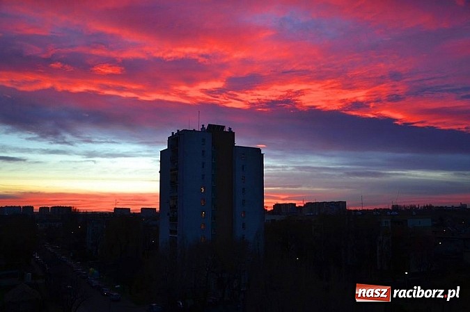 Zdjęcie w galerii na portalu naszraciborz.pl: Czerwone niebo nad Raciborzem - niecodzienny widok wiadomości z regionu