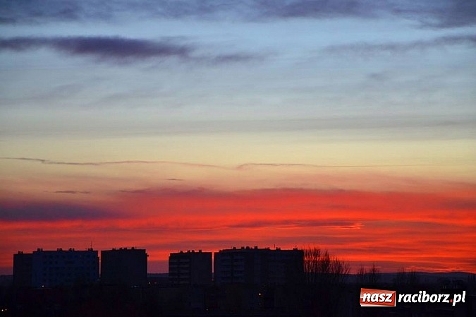 Zdjęcie w galerii na portalu naszraciborz.pl: Czerwone niebo nad Raciborzem - niecodzienny widok wiadomości z regionu