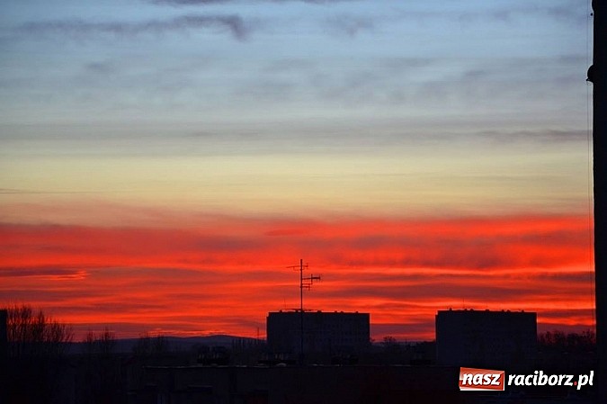 Zdjęcie w galerii na portalu naszraciborz.pl: Czerwone niebo nad Raciborzem - niecodzienny widok wiadomości z regionu