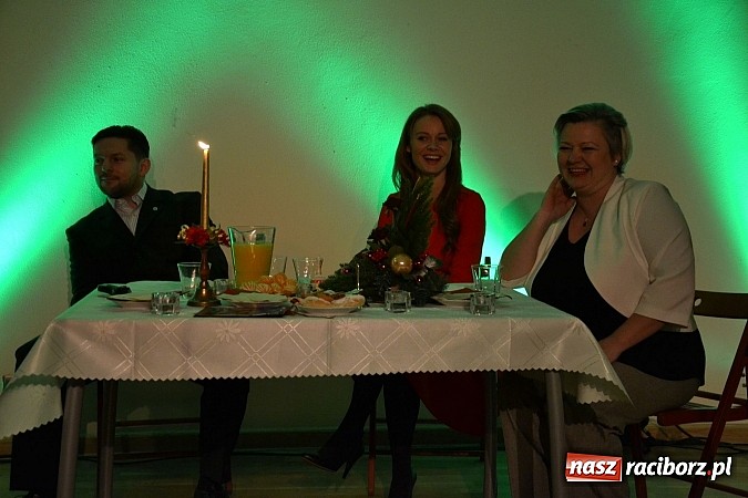 Zdjęcie w galerii na portalu naszraciborz.pl: Z wesołą nowiną - biesiada wigilijna na zamku wiadomości z regionu