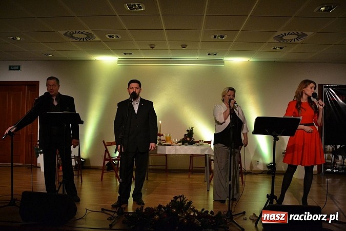 Zdjęcie w galerii na portalu naszraciborz.pl: Z wesołą nowiną - biesiada wigilijna na zamku wiadomości z regionu