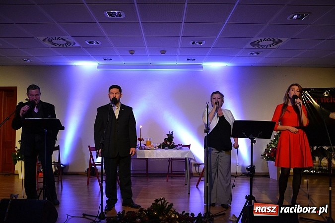 Zdjęcie w galerii na portalu naszraciborz.pl: Z wesołą nowiną - biesiada wigilijna na zamku wiadomości z regionu