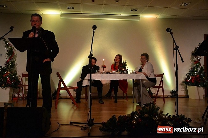 Zdjęcie w galerii na portalu naszraciborz.pl: Z wesołą nowiną - biesiada wigilijna na zamku wiadomości z regionu