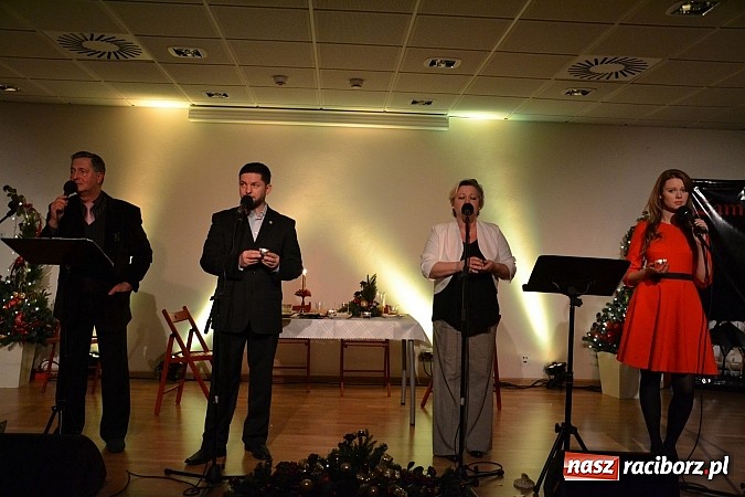Zdjęcie w galerii na portalu naszraciborz.pl: Z wesołą nowiną - biesiada wigilijna na zamku wiadomości z regionu