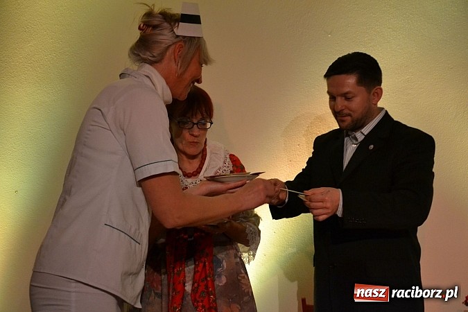 Zdjęcie w galerii na portalu naszraciborz.pl: Z wesołą nowiną - biesiada wigilijna na zamku wiadomości z regionu