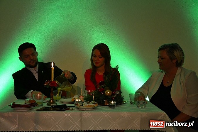 Zdjęcie w galerii na portalu naszraciborz.pl: Z wesołą nowiną - biesiada wigilijna na zamku wiadomości z regionu