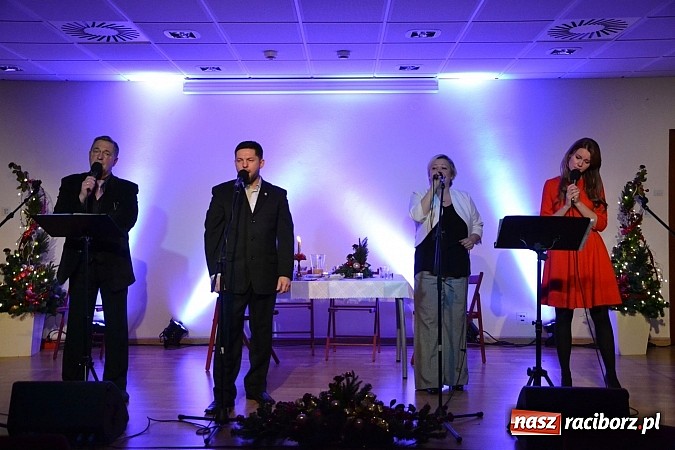 Zdjęcie w galerii na portalu naszraciborz.pl: Z wesołą nowiną - biesiada wigilijna na zamku wiadomości z regionu