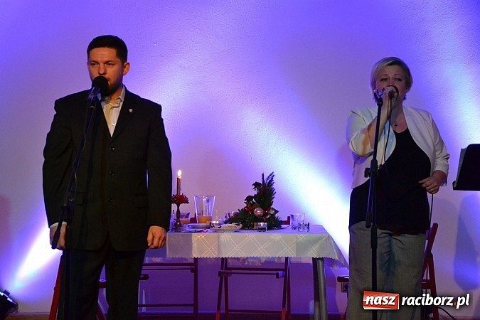 Zdjęcie w galerii na portalu naszraciborz.pl: Z wesołą nowiną - biesiada wigilijna na zamku wiadomości z regionu
