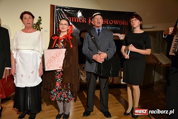 Zdjęcie w galerii na portalu naszraciborz.pl: Z wesołą nowiną - biesiada wigilijna na zamku wiadomości z regionu