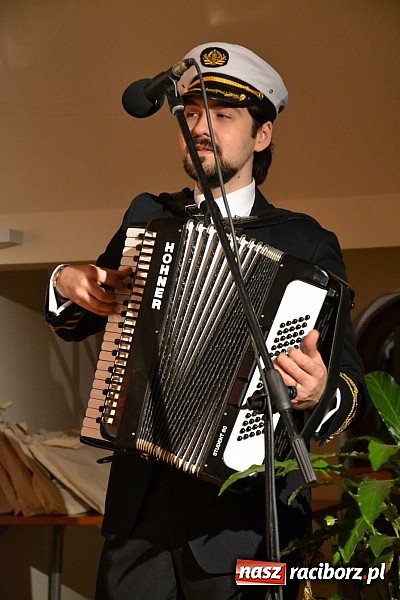 Zdjęcie w galerii na portalu naszraciborz.pl: Z wesołą nowiną - biesiada wigilijna na zamku wiadomości z regionu