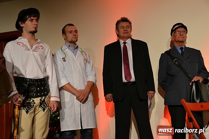 Zdjęcie w galerii na portalu naszraciborz.pl: Z wesołą nowiną - biesiada wigilijna na zamku wiadomości z regionu