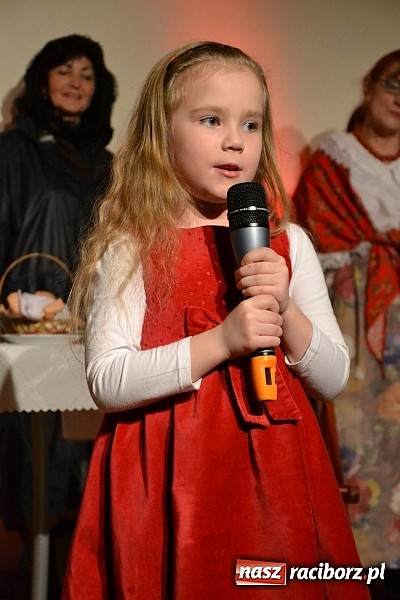 Zdjęcie w galerii na portalu naszraciborz.pl: Z wesołą nowiną - biesiada wigilijna na zamku wiadomości z regionu