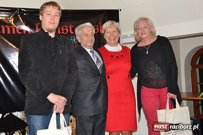 Zdjęcie w galerii na portalu naszraciborz.pl: Z wesołą nowiną - biesiada wigilijna na zamku wiadomości z regionu