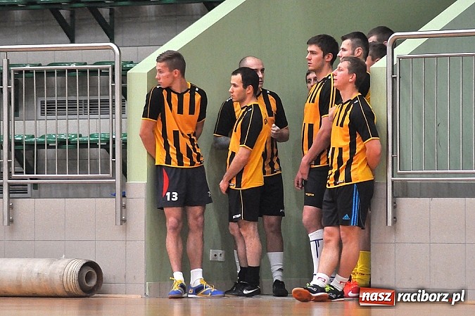 Zdjęcie w galerii na portalu naszraciborz.pl: Pędzące Byki dogoniły Galaktikos wiadomości z regionu