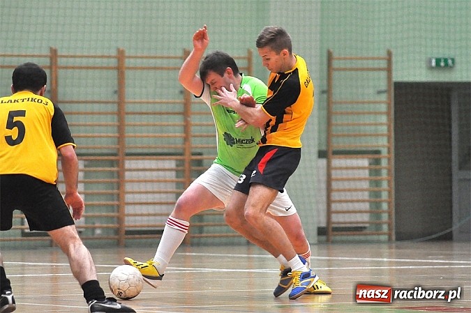 Zdjęcie w galerii na portalu naszraciborz.pl: Pędzące Byki dogoniły Galaktikos wiadomości z regionu