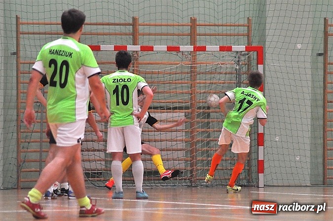 Zdjęcie w galerii na portalu naszraciborz.pl: Pędzące Byki dogoniły Galaktikos wiadomości z regionu