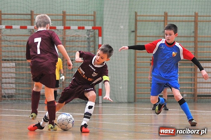 Zdjęcie w galerii na portalu naszraciborz.pl: Młodzi adepci futbolu walczyli o puchar starosty wiadomości z regionu