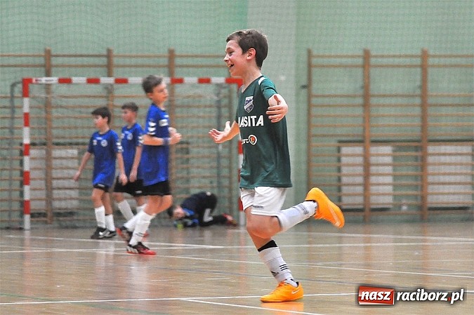 Zdjęcie w galerii na portalu naszraciborz.pl: Młodzi adepci futbolu walczyli o puchar starosty wiadomości z regionu