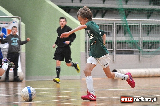 Zdjęcie w galerii na portalu naszraciborz.pl: Młodzi adepci futbolu walczyli o puchar starosty wiadomości z regionu