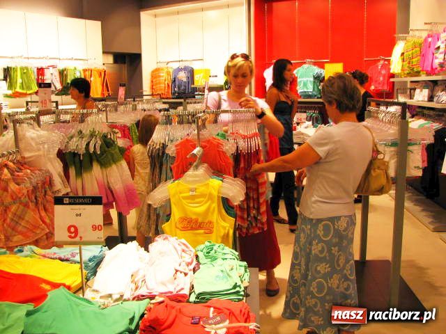 Zdjęcie w galerii na portalu naszraciborz.pl: TŁUMY na otwarciu RESERVED wiadomości z regionu