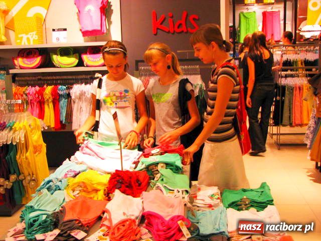 Zdjęcie w galerii na portalu naszraciborz.pl: TŁUMY na otwarciu RESERVED wiadomości z regionu