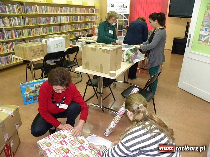 Zdjęcie w galerii na portalu naszraciborz.pl: Biblioteka w Raciborzu wzięła udział w Szlachetnej Paczce wiadomości z regionu