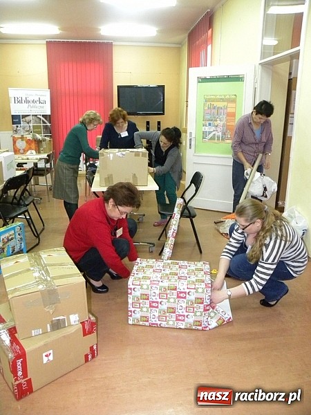 Zdjęcie w galerii na portalu naszraciborz.pl: Biblioteka w Raciborzu wzięła udział w Szlachetnej Paczce wiadomości z regionu