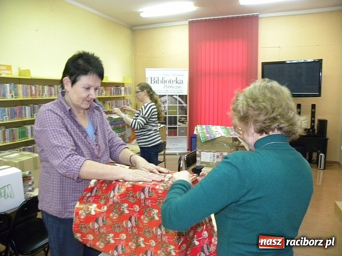 Zdjęcie w galerii na portalu naszraciborz.pl: Biblioteka w Raciborzu wzięła udział w Szlachetnej Paczce wiadomości z regionu