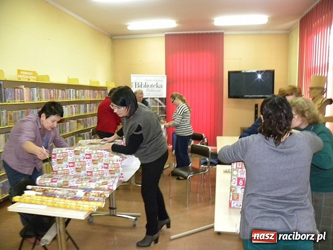 Zdjęcie w galerii na portalu naszraciborz.pl: Biblioteka w Raciborzu wzięła udział w Szlachetnej Paczce wiadomości z regionu