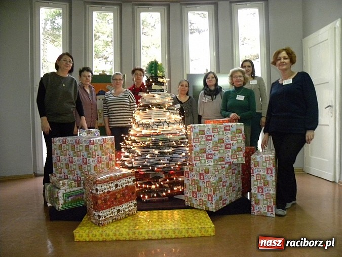 Zdjęcie w galerii na portalu naszraciborz.pl: Biblioteka w Raciborzu wzięła udział w Szlachetnej Paczce wiadomości z regionu