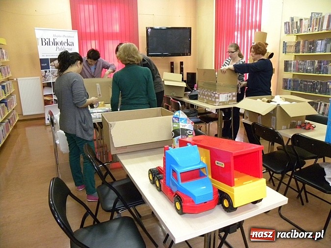 Zdjęcie w galerii na portalu naszraciborz.pl: Biblioteka w Raciborzu wzięła udział w Szlachetnej Paczce wiadomości z regionu