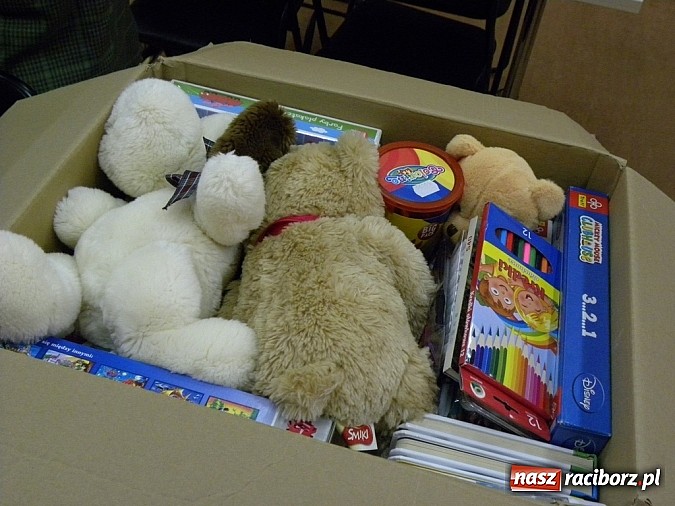 Zdjęcie w galerii na portalu naszraciborz.pl: Biblioteka w Raciborzu wzięła udział w Szlachetnej Paczce wiadomości z regionu