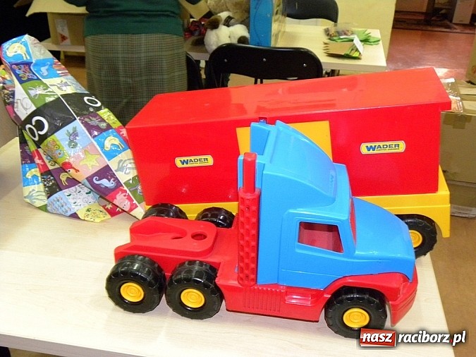 Zdjęcie w galerii na portalu naszraciborz.pl: Biblioteka w Raciborzu wzięła udział w Szlachetnej Paczce wiadomości z regionu