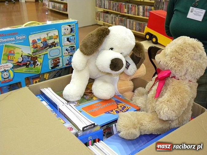 Zdjęcie w galerii na portalu naszraciborz.pl: Biblioteka w Raciborzu wzięła udział w Szlachetnej Paczce wiadomości z regionu