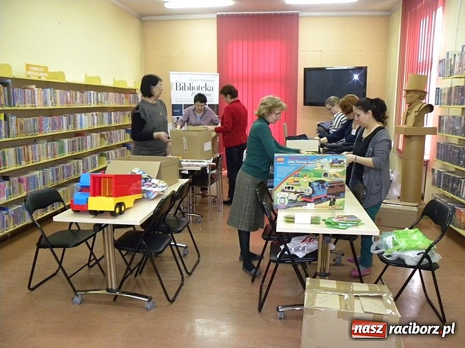 Zdjęcie w galerii na portalu naszraciborz.pl: Biblioteka w Raciborzu wzięła udział w Szlachetnej Paczce wiadomości z regionu