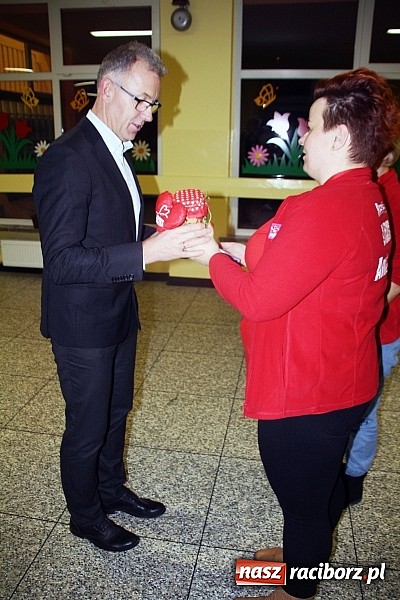 Zdjęcie w galerii na portalu naszraciborz.pl: Radość, uśmiech i łzy wzruszenia - Niezwykły Finał Szlachetnej Paczki! wiadomości z regionu
