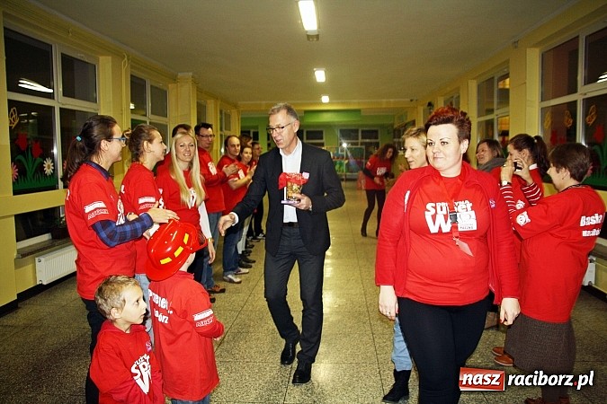 Zdjęcie w galerii na portalu naszraciborz.pl: Radość, uśmiech i łzy wzruszenia - Niezwykły Finał Szlachetnej Paczki! wiadomości z regionu