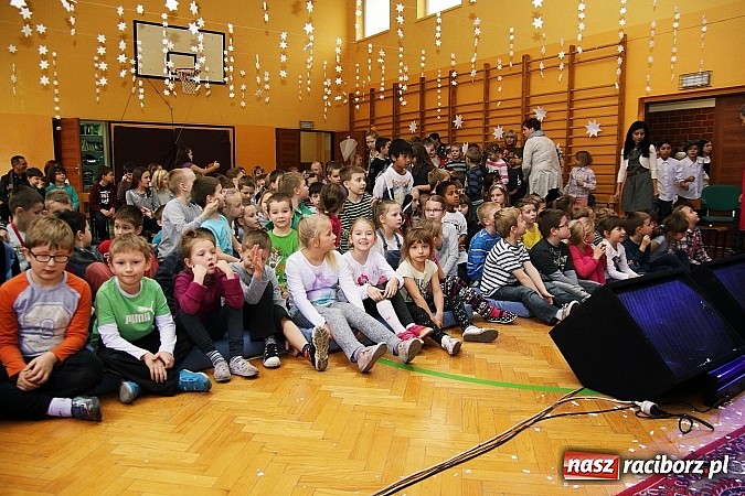 Zdjęcie w galerii na portalu naszraciborz.pl: Owacje na stojąco po przedstawieniu teatralnym w SP 13! wiadomości z regionu