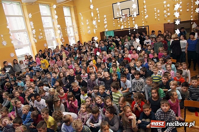 Zdjęcie w galerii na portalu naszraciborz.pl: Owacje na stojąco po przedstawieniu teatralnym w SP 13! wiadomości z regionu