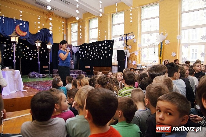 Zdjęcie w galerii na portalu naszraciborz.pl: Owacje na stojąco po przedstawieniu teatralnym w SP 13! wiadomości z regionu