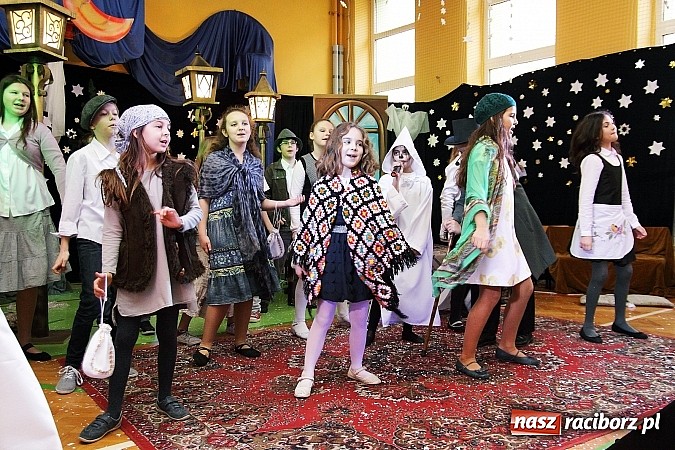 Zdjęcie w galerii na portalu naszraciborz.pl: Owacje na stojąco po przedstawieniu teatralnym w SP 13! wiadomości z regionu