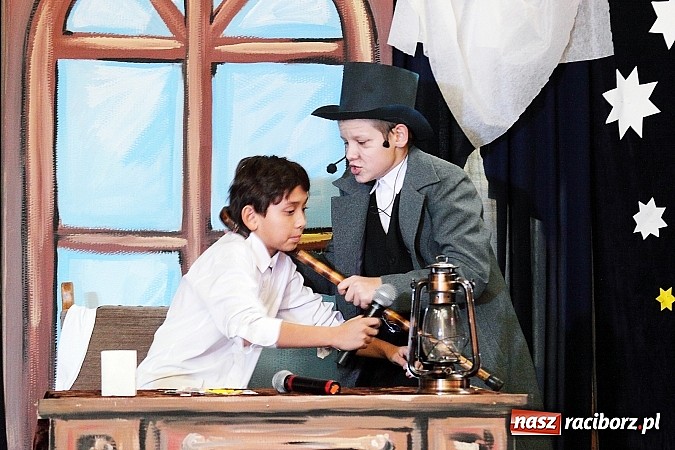 Zdjęcie w galerii na portalu naszraciborz.pl: Owacje na stojąco po przedstawieniu teatralnym w SP 13! wiadomości z regionu