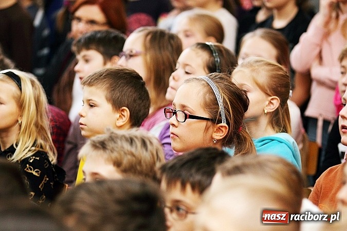 Zdjęcie w galerii na portalu naszraciborz.pl: Owacje na stojąco po przedstawieniu teatralnym w SP 13! wiadomości z regionu