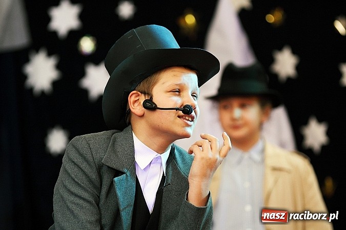 Zdjęcie w galerii na portalu naszraciborz.pl: Owacje na stojąco po przedstawieniu teatralnym w SP 13! wiadomości z regionu