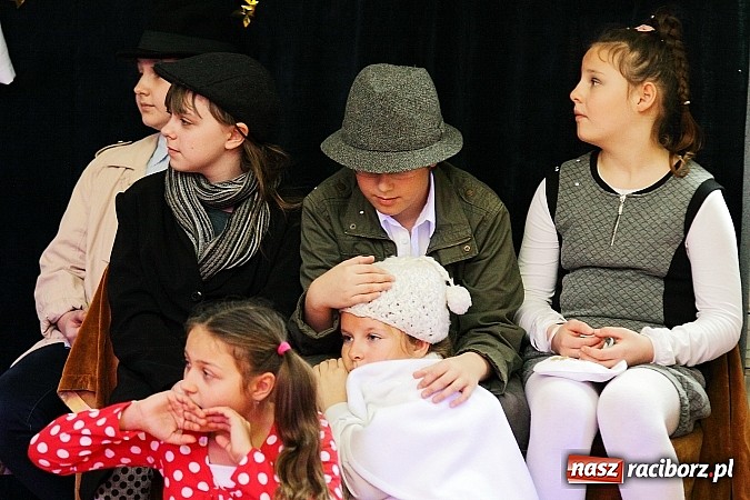 Zdjęcie w galerii na portalu naszraciborz.pl: Owacje na stojąco po przedstawieniu teatralnym w SP 13! wiadomości z regionu