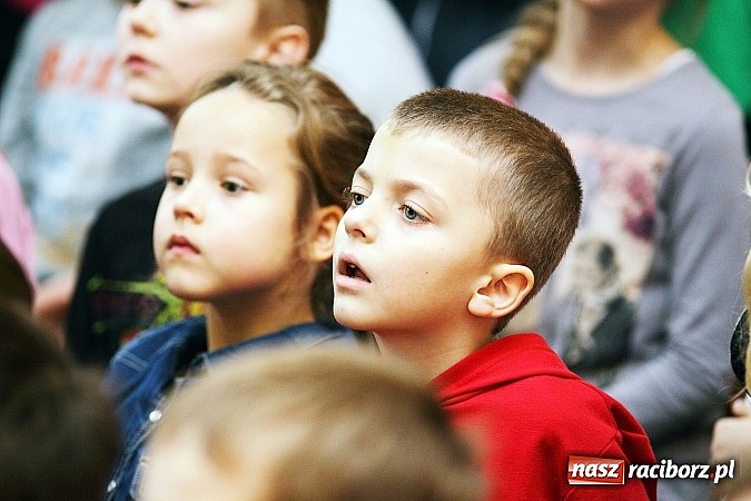 Zdjęcie w galerii na portalu naszraciborz.pl: Owacje na stojąco po przedstawieniu teatralnym w SP 13! wiadomości z regionu