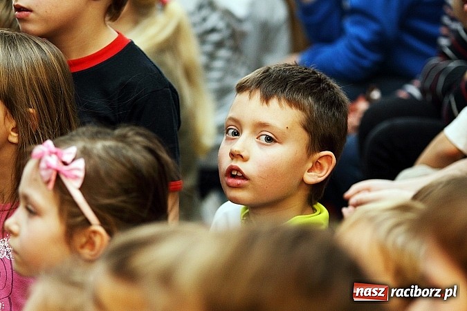 Zdjęcie w galerii na portalu naszraciborz.pl: Owacje na stojąco po przedstawieniu teatralnym w SP 13! wiadomości z regionu